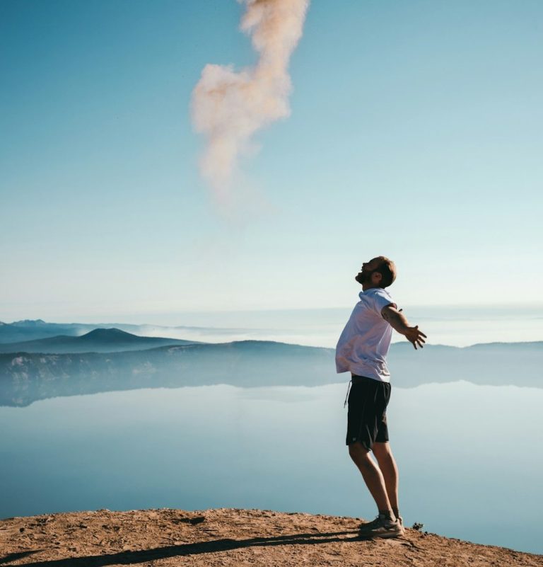 Mann schaut auf Wasser